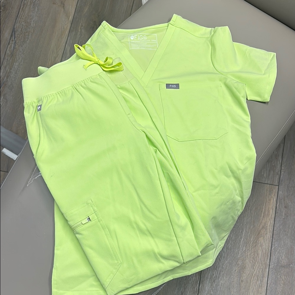NEVER WORN FIGS Neon Green Scrub Set